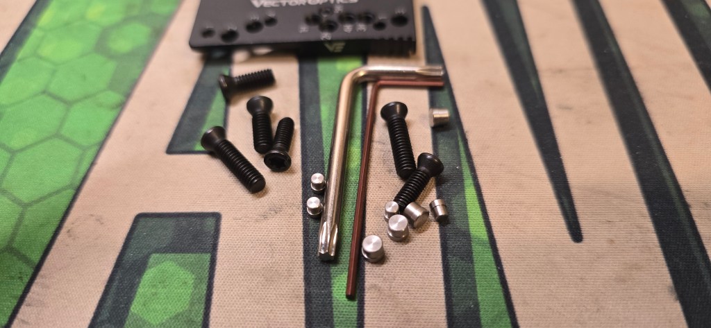 Supplied mounting screws, hex keys and adapter plate Supplied mounting screws, hex keys and adapter plate