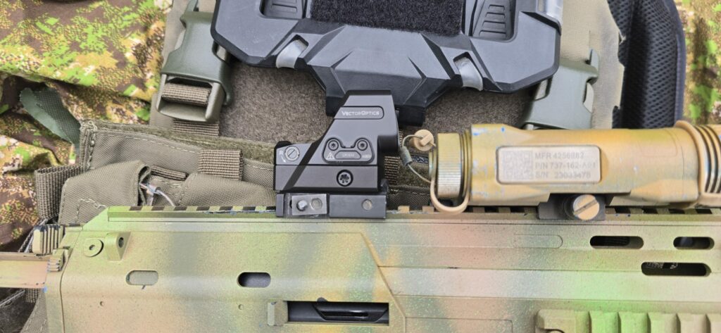 Frenzy FLEX 24x29 MRT mounted low on an MP7 airsoft gun Frenzy FLEX 24x29 MRT mounted low on an MP7 airsoft gun